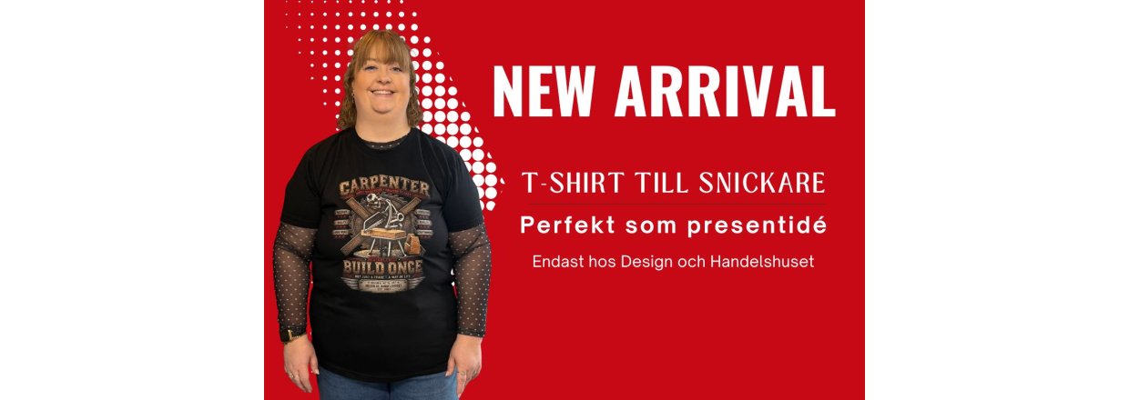 Nyhet hos Design och Handelshuset &ndash; svart T-shirt till snickare med detaljerat snickarmotiv, visad p� modell. En personlig presentid� till snickaren.