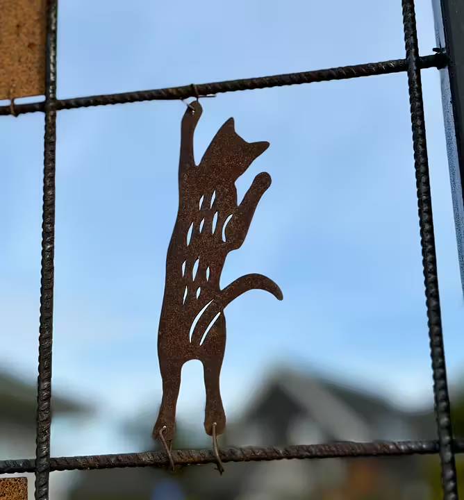 Dekoration til rionet Kat der klatrer i cortenstål