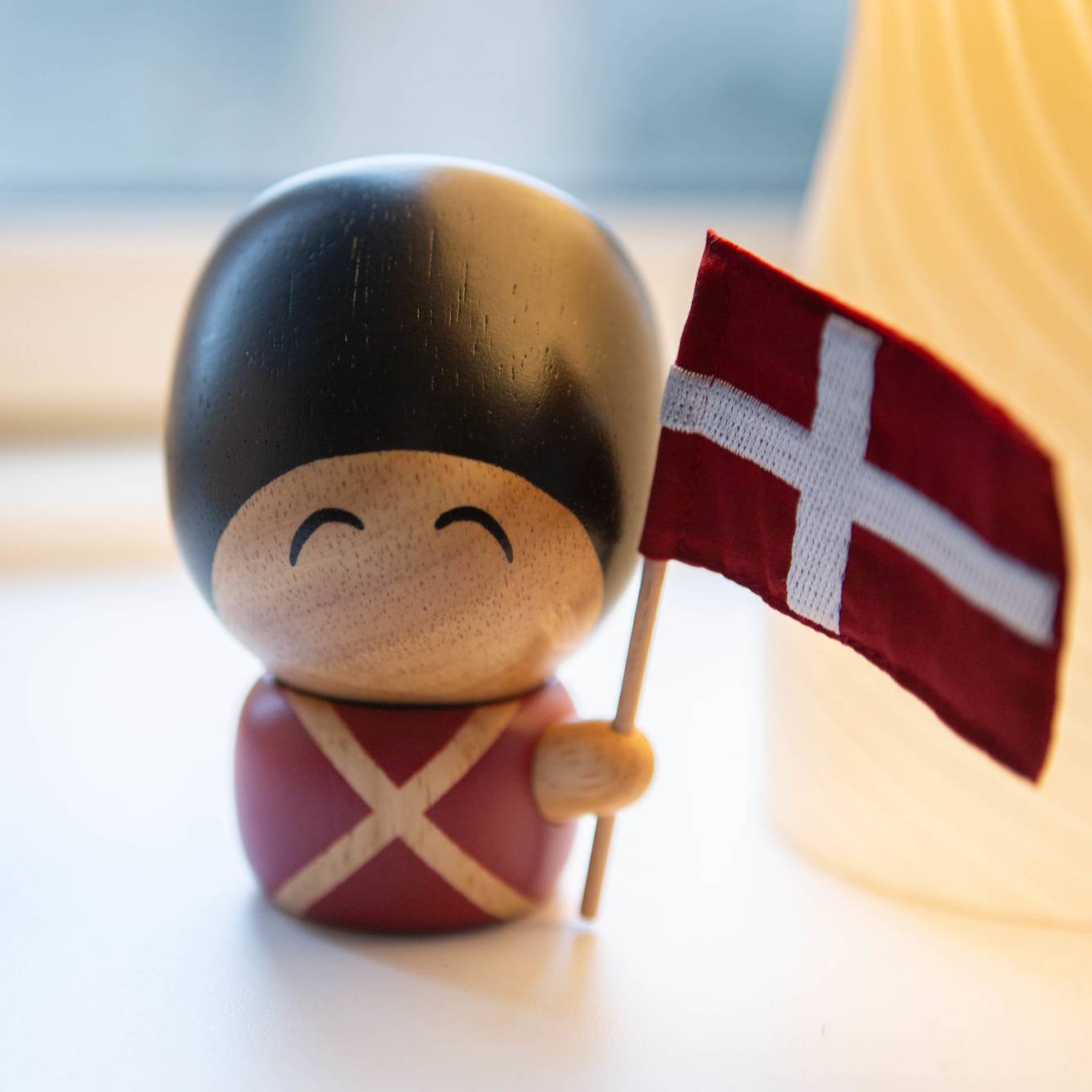 FableWood Garder Frederik med flag - træfigur i dansk design