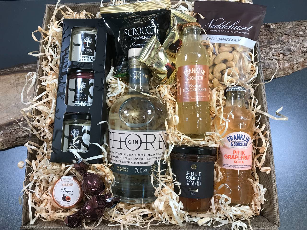 Gavekurv med gin og tapas