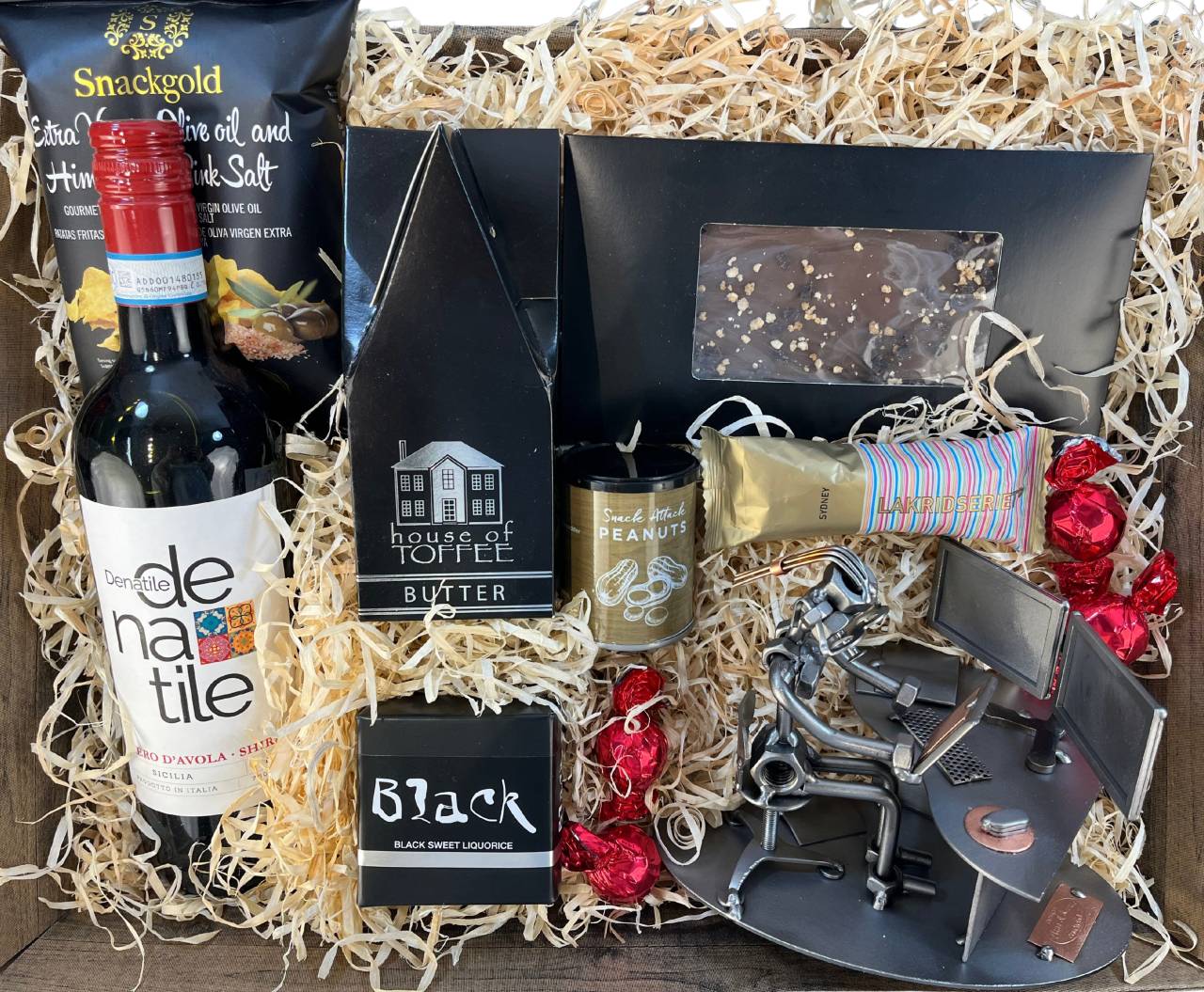Gavekurv med metalfigur - Bygningskonstruktør - Multimediedesigner - Kvinde - Vin og hygge