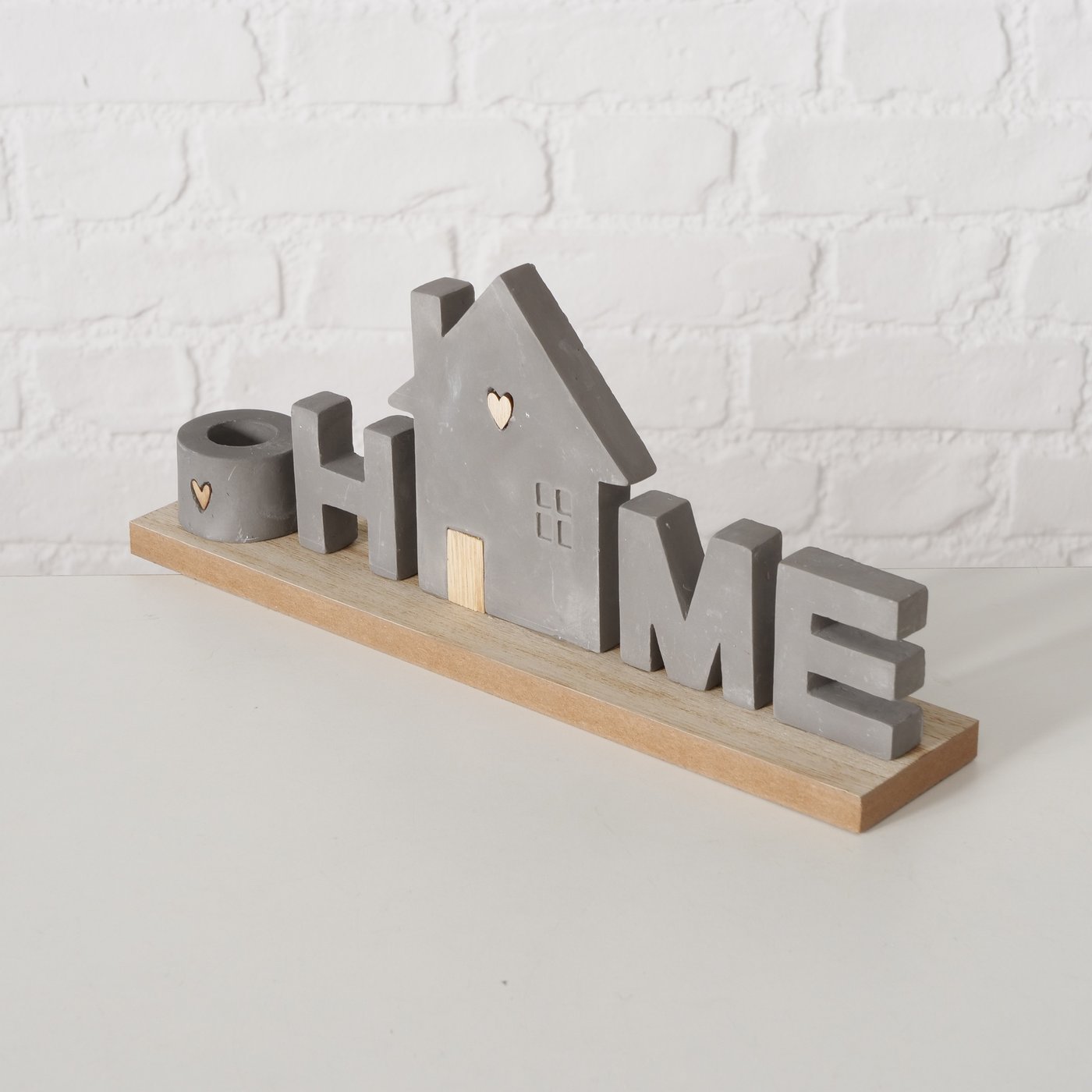 HOME - Figur med hus, stage og teksten HOME
