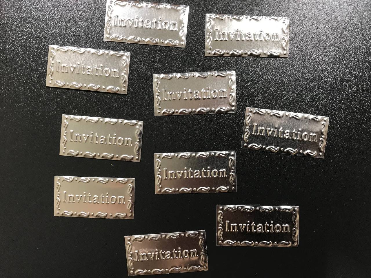 Invitation - Dekorations skilte i metal pose med 12 stk.