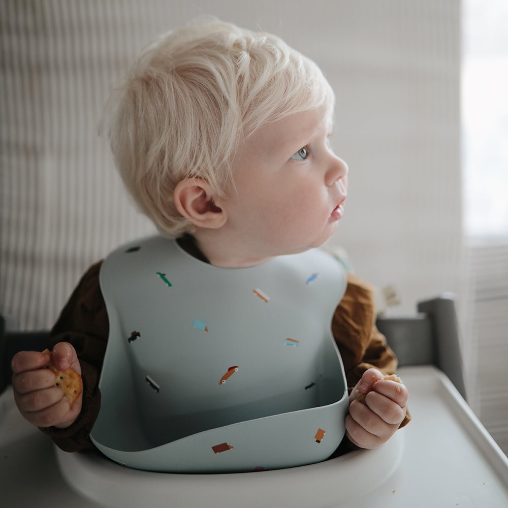 Mushie - Silikone Hagesmæk Med Opsamler - Lyseblå Med Retro Biler