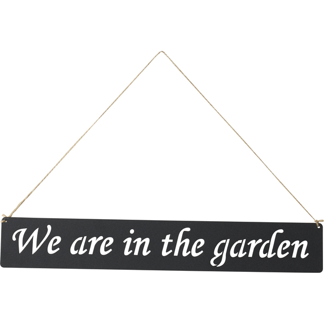 Skilt - We are in the garden - sort metal med ophæng