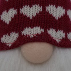 Nisse Kurt med rd hue med hjerter