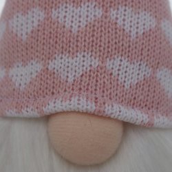 Nisse Kurt med lyserd hue med hjerter