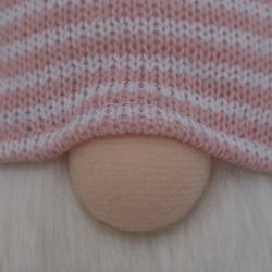 Nisse Kurt med lyserd hue med hvide striber