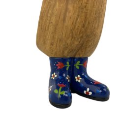 Bl� gummist�vler med blomster