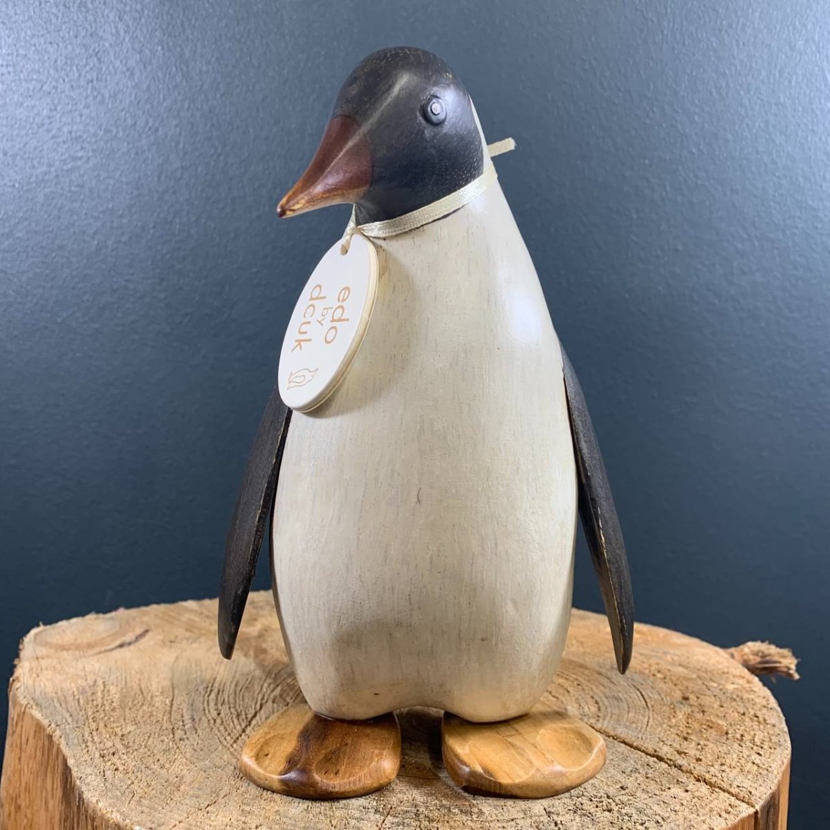 Dcuk - Træ Pingvin 20cm - Kejserpingvin - Køb den nu➔