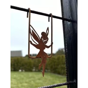 Dekoration til rionet � Fe p� gynge i cortenst�l