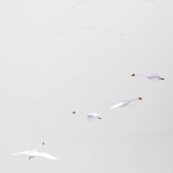 Flensted Mobiles Skandinaviske Svaner i hvid, sort og orange