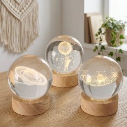 S�t med 3 galaktiske LED lysfigurer i krystalglas og b�getr�