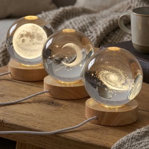 S�t med 3 galaktiske LED lysfigurer H10 cm i krystalglas og b�getr�