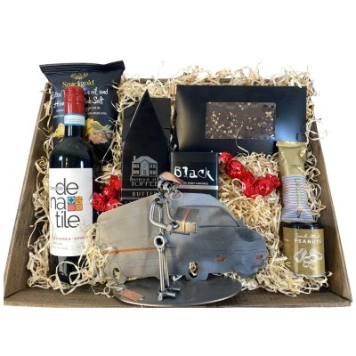 Gavekurv med metalfigur - Varevognschauff�r - Pakkebud - Vin og hygge