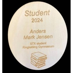 Gavekurv med metalfigur - Metal studenterhue med gravering - �l og hygge