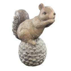 Figur - Egern p kogle - Hjde 36 cm.