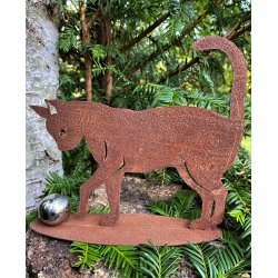 Havefigur - Katten Gustav med bold - Cortenstl havefigur