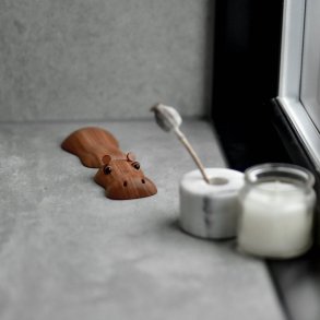 Lille flodhest i tr� til hjemmet