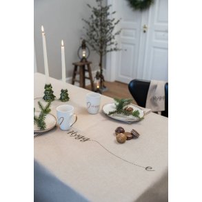 Hygge dug 140x240 cm d�kket op som hyggeligt julebord med gran og levende lys