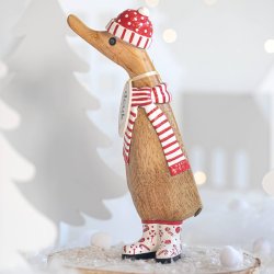 Dcuk juleand 18 cm - med hue og stribet halstrklde