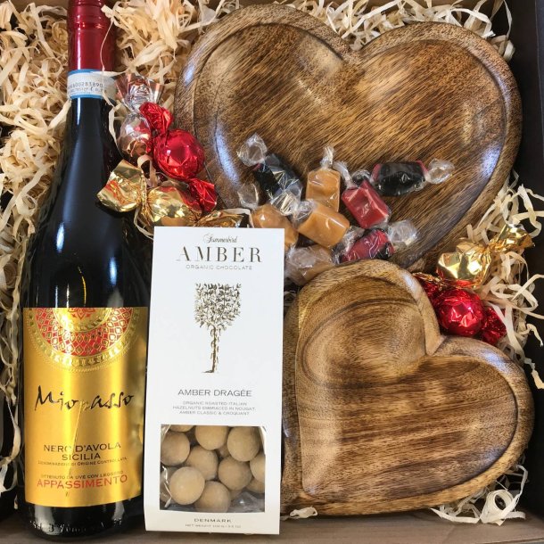 Flot julekurv med god rdvin, 2 hjerte fade i mangotr og lkkerier. 