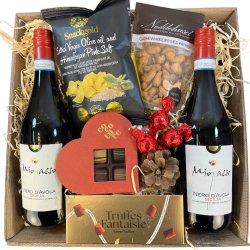 Julekurv Vin og hygge med italiensk r�dvin chokolade n�dder og chips