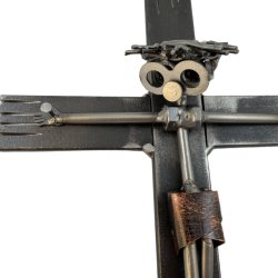 Metalfigur af Kristus p� korset set forfra