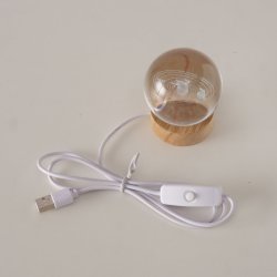 Galaktisk LED lysfigur i krystalglas p� b�getr�sfod