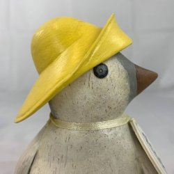 Dcuk - Malet kejserpingvin 14 cm - Med Gul Sydvest