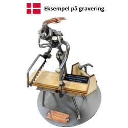 Gavekurv med metalfigur - T�mrer - Kvindelig t�mrer - L�kkerier
