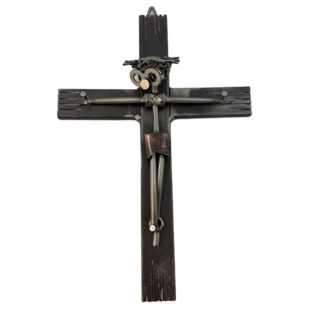 Metalfigur med Kristus p� et rustikt udformet kors