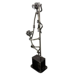 Metalfigur med symbolik � Hold�nden | Ingen n�r langt alene