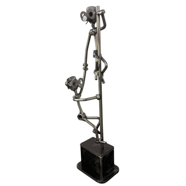 Metalfigur med symbolik � Hold�nden | Ingen n�r langt alene