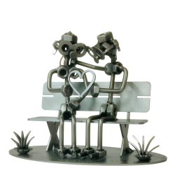 Metalfigur par p� b�nk med hjerte som k�rlighedsgave