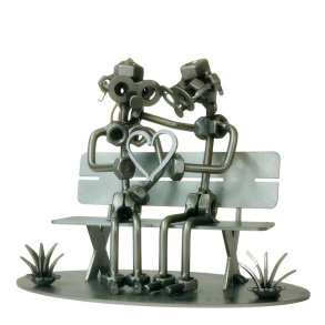 Metalfigur par p� b�nk med hjerte som k�rlighedsgave