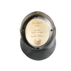 Gavekurv med metalfigur - Metal studenterhue med gravering - Vin og hygge