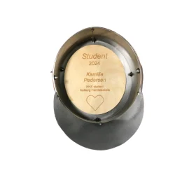 Gavekurv med metalfigur - Metal studenterhue med gravering - L�kkerier