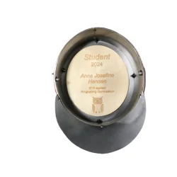 Gavekurv med metalfigur - Metal studenterhue med gravering - Vin og hygge