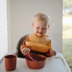 Mushie - Silikone Hagesmk Med Opsamler - Gul Med Sole