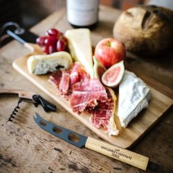 Ost- og vin s�t � Serveringsbr�t med kniv og flaske�bner