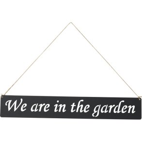 Skilt - We are in the garden - sort metal med oph�ng