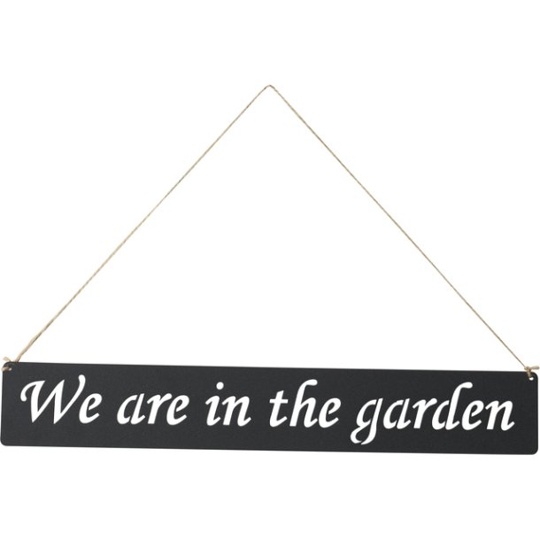 Skilt - We are in the garden - sort metal med oph�ng