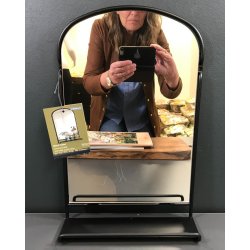 Spejl med metalramme og hylde