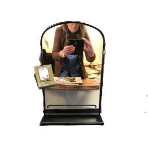 Spejl med metalramme og hylde