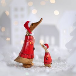 Dcuk Dinky Duck med rd julesweater og nissehue