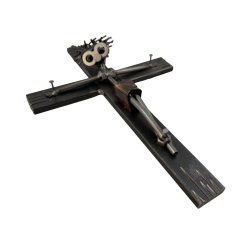 Kristus p� korset som rustik metalfigur til v�goph�ng