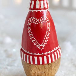 Dcuk juleand 18 cm - i rd sweater med slikstokke