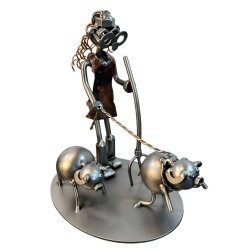 Detaljer p� metalfigur med kvindelig landmand og grise udf�rt i h�ndlavet metal