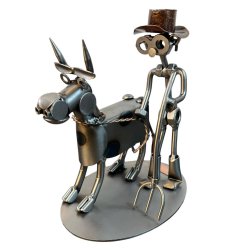Detaljer p� h�ndlavet metalfigur med landmand og ko